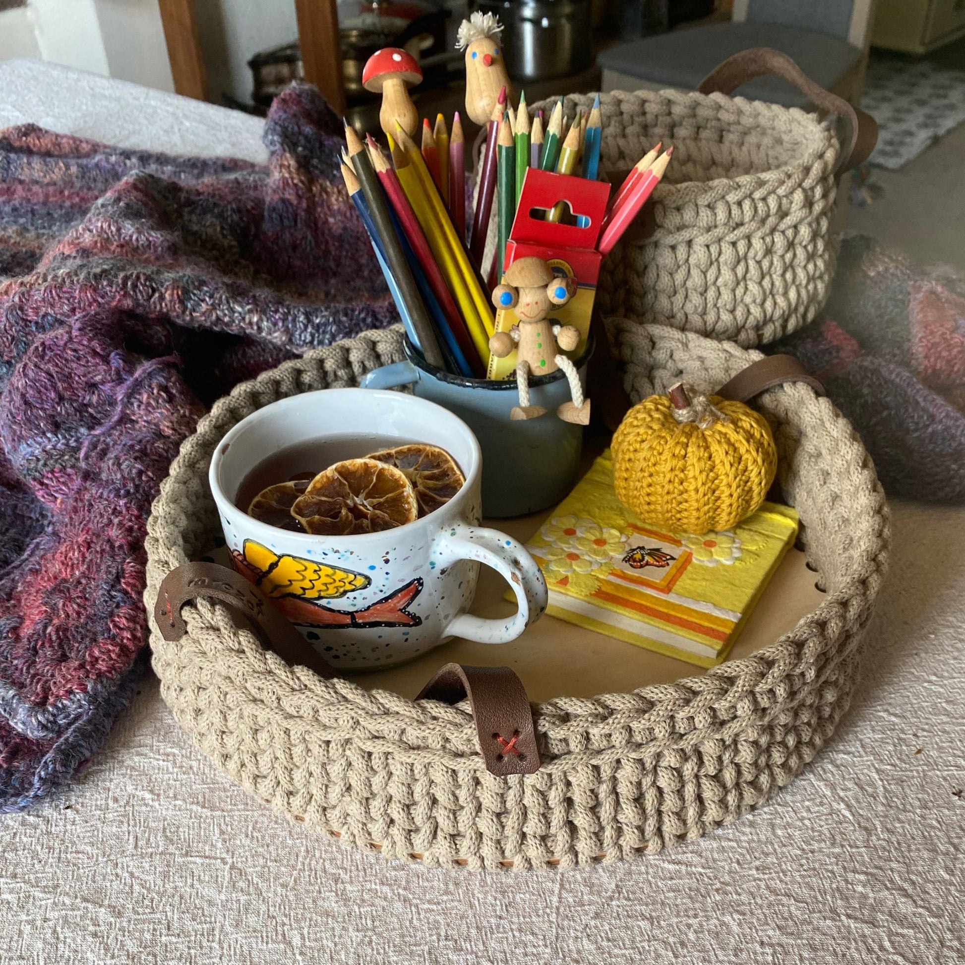 Crochet sand beige tray with leather handles